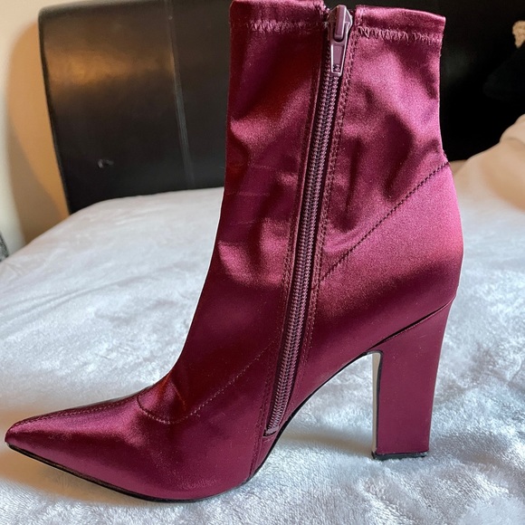 Guess Woman’s Aspire Red Satin Booties - Size 7.5 - Picture 2 of 5